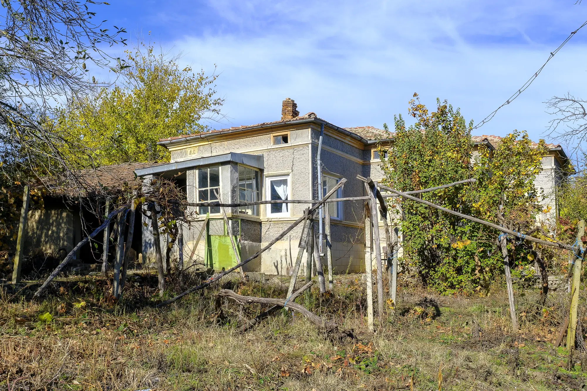 Hoofdgebouw, garage en bijgebouwen op perceel grond van 4.422 m² in Zhiten, Dobroedja - Bulgarije