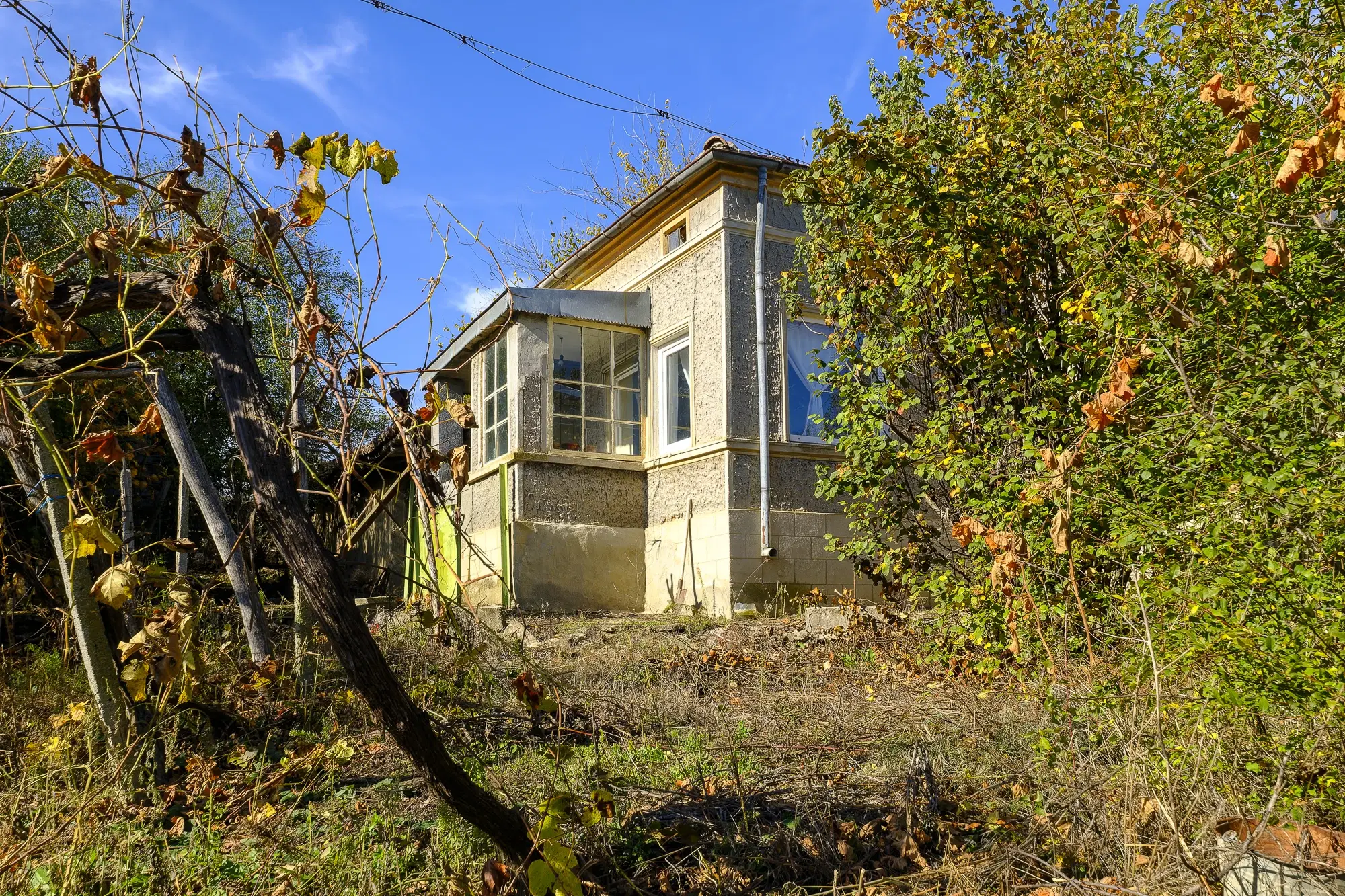 Hoofdgebouw, garage en bijgebouwen op perceel grond van 4.422 m² in Zhiten, Dobroedja - Bulgarije