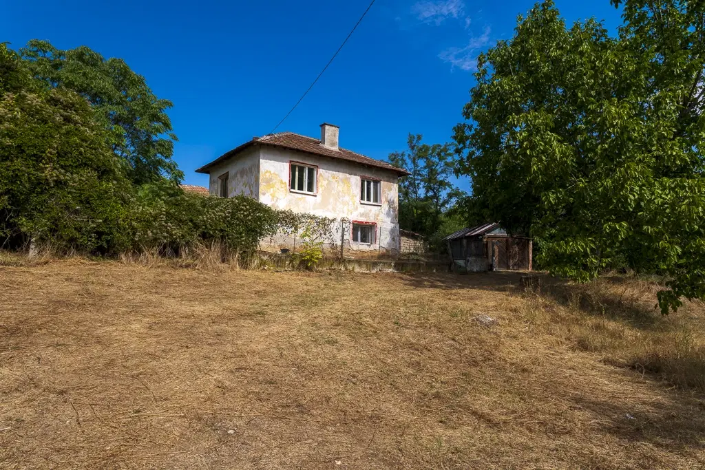 Afgelegen tweelaags huis + 1.502 grond + garage + bijgebouwen aan de rand van Milchina Luka, Regio Vidin - Bulgarije