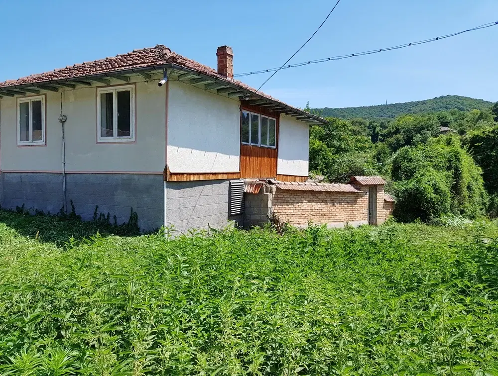 Huis met twee verdiepingen + 660 m² grond in Karan Varbovka - Bulgarije